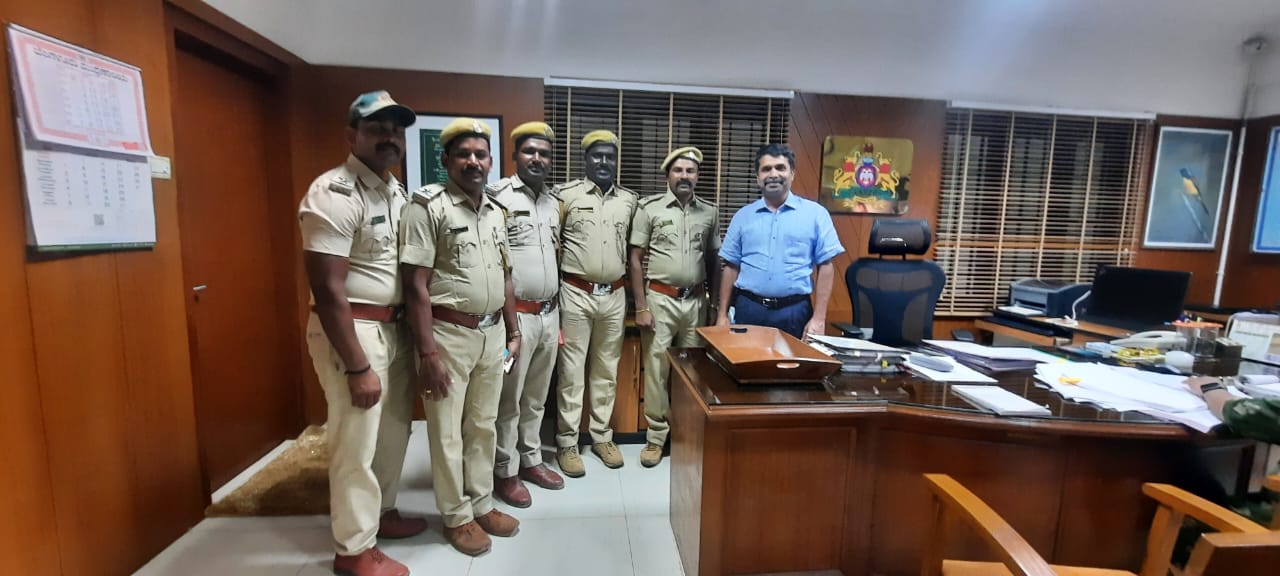 ಮಂಗಳೂರು ವೃತ್ತಕ್ಕೆ ಅರಣ್ಯ ಸಂರಕ್ಷಣಾ ಅಧಿಕಾರಿಯಾಗಿ ಬಂದ ಮಾನ್ಯ ಡಾ : ಕರಿಕಾಲನ್ ವೀ ಭಾ ಅ ಸೆ ರವರಿಗೆ ಸಂಘದ ವತಿಯಿಂದ ಸ್ವಾಗತ ಮಾಡಿರುವುದು.