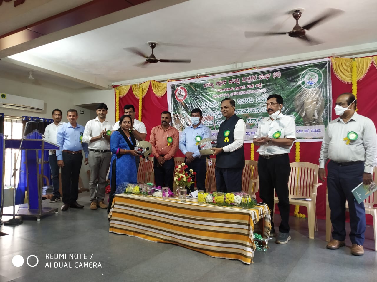 ಸಂಗದಿಂದ ಸದಸ್ಯರು ಗಳಿಗೆ ಹೆಲ್ಮೆಟ್ ವಿತರಣೆ