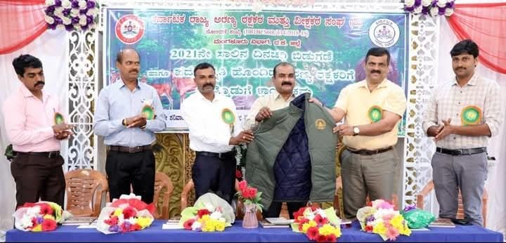 ಸಂಘದ ವತಿಯಿಂದ ಸದಸ್ಯರಿಗೆ ಜಾಕೆಟ್ ವಿತರಣೆ